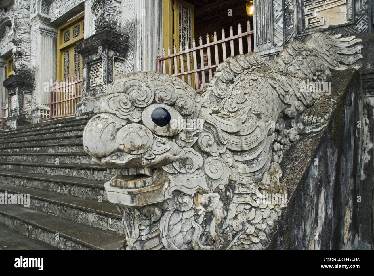 Il Vietnam, la tonalità, il King's tombe, tomba 'Lang Khai Dinh', XII re della dinastia Nguyen, scale, simbolo figura, dragon, Foto Stock