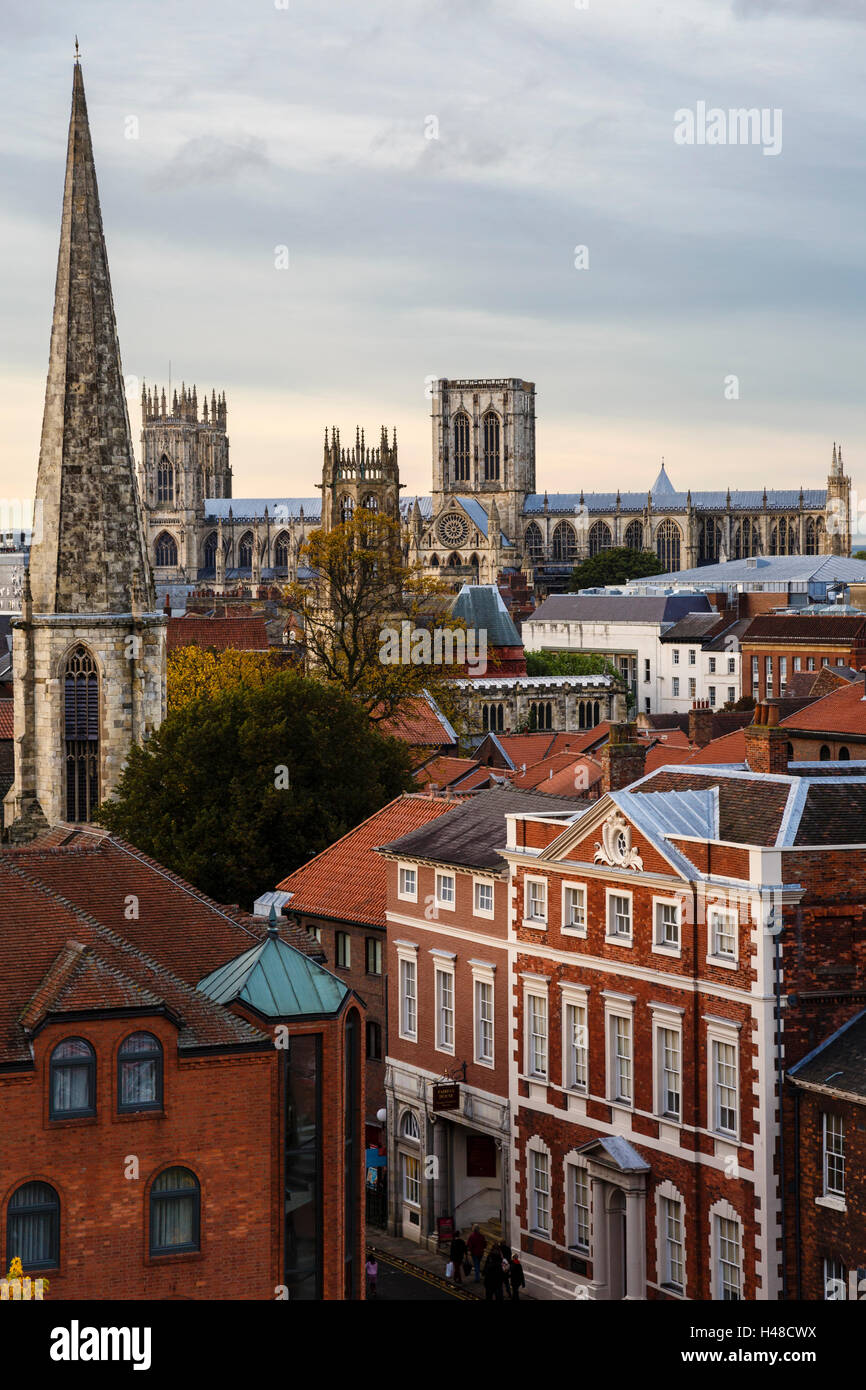 Vista dalla cima del La Torre di Clifford verso Fairfax House e York Minster e York Foto Stock