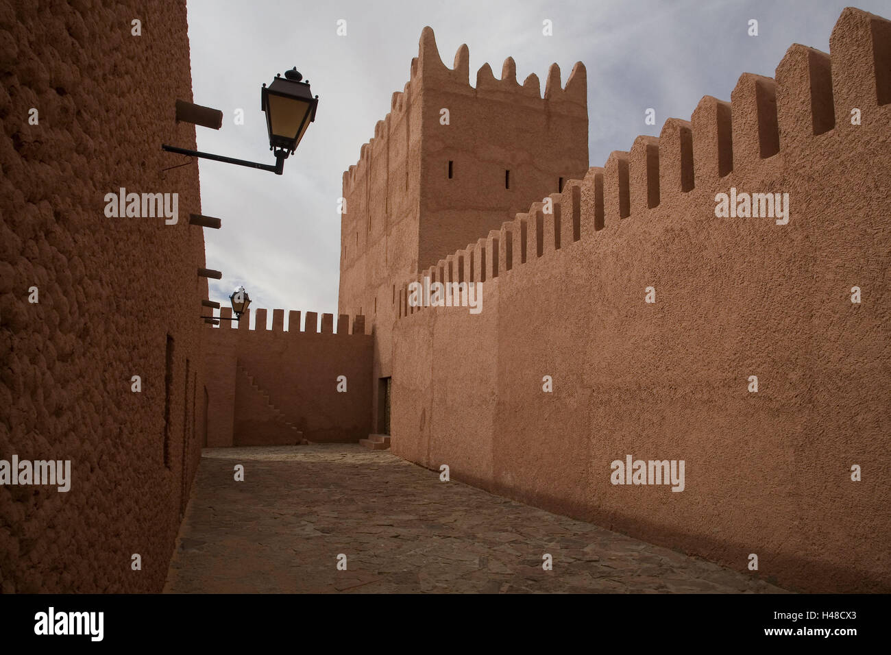 Algeria, Timimoun, Castle Hotel, dettaglio, Africa, Nord Africa, destinazione, edificio, struttura, architettura, intagliato, centro congressuale, mura difensive, lanterne, mucky metodo di costruzione, uscire fuori, deserte, Foto Stock