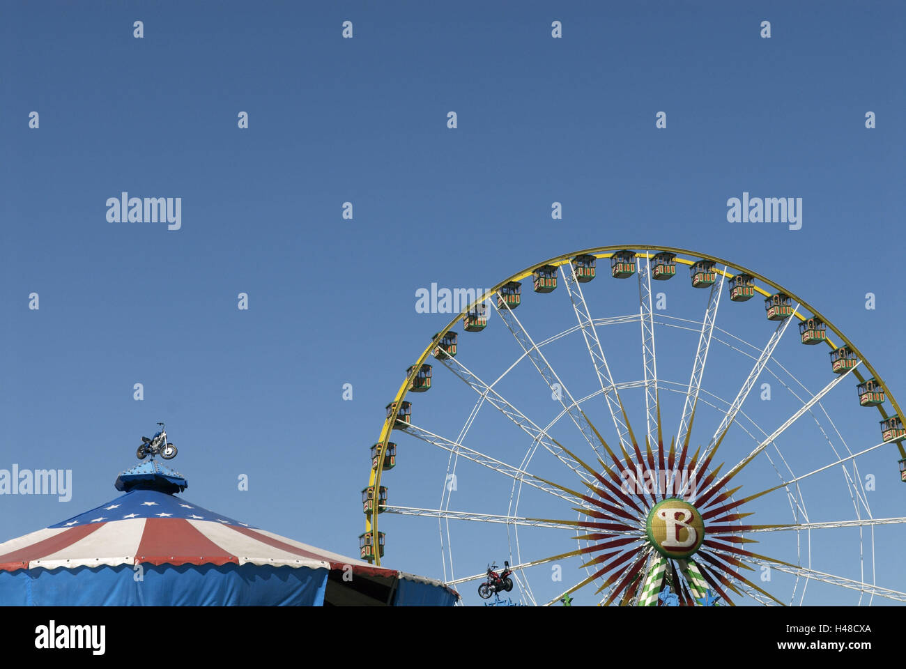 Ferris, cabine, aste metalliche, tenda, motociclo, cielo blu, Foto Stock