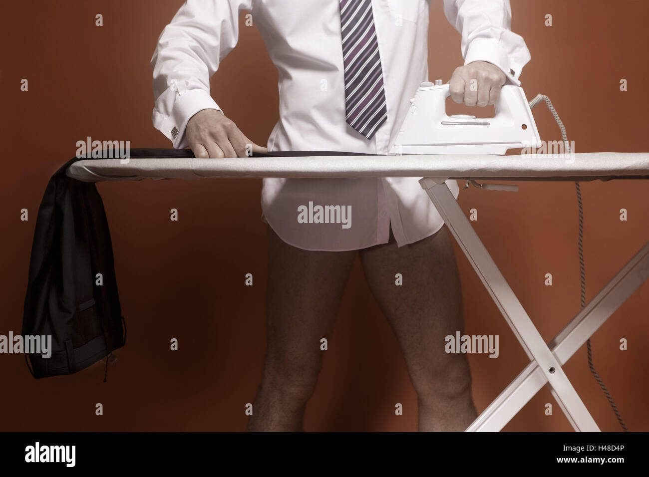 L'uomo, pantaloni, ferro uomo, 30-40 anni, imprenditore, maglietta, la cravatta, business, persona, giovani, singolo mezzo nudo, indipendentemente, indipendentemente, singolo, domestico, i lavori domestici, ferro e asse da stiro, arricciata, all'interno, studio Foto Stock