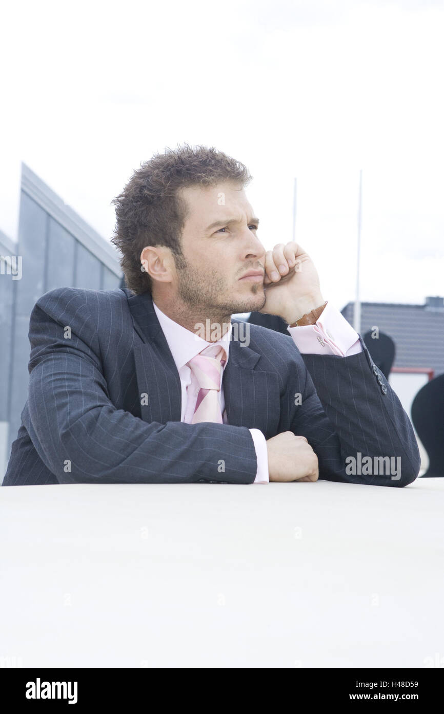 Edifici, uomo, giovani, premuroso, poggiano su, ritratto, alto, edificio di uffici, edificio aziendale, business, persona, imprenditore, tuta, seriamente, barba di tre giorni, barba lunga, dapperly, elegantemente, smart, interrogatorily, indeciso, incredula, lungimiranza, esterno, Foto Stock