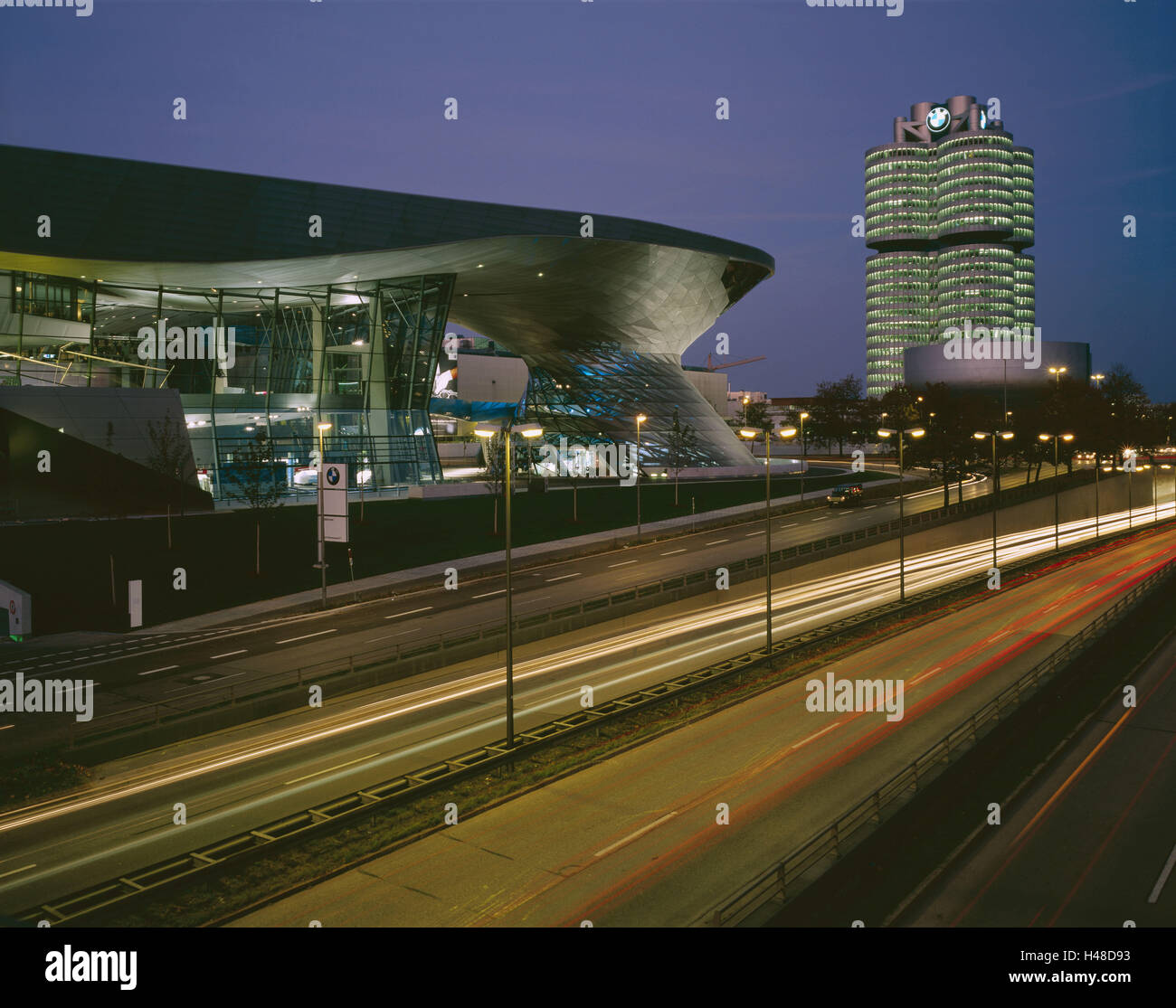 In Germania, in Baviera, Monaco di Baviera, Parco Olimpico BMW World, alto blocco ufficio, illuminazione, sera, Baviera, edificio, raddoppia il cono anteriore con vetro, struttura, architettura moderna e futuristica, alto, edificio di uffici, BMW alto, la sede centrale della società, BMW, luogo di interesse, destinazione, turismo, icona, industria automobilistica, industria automobilistica, industria automobilistica, Foto Stock