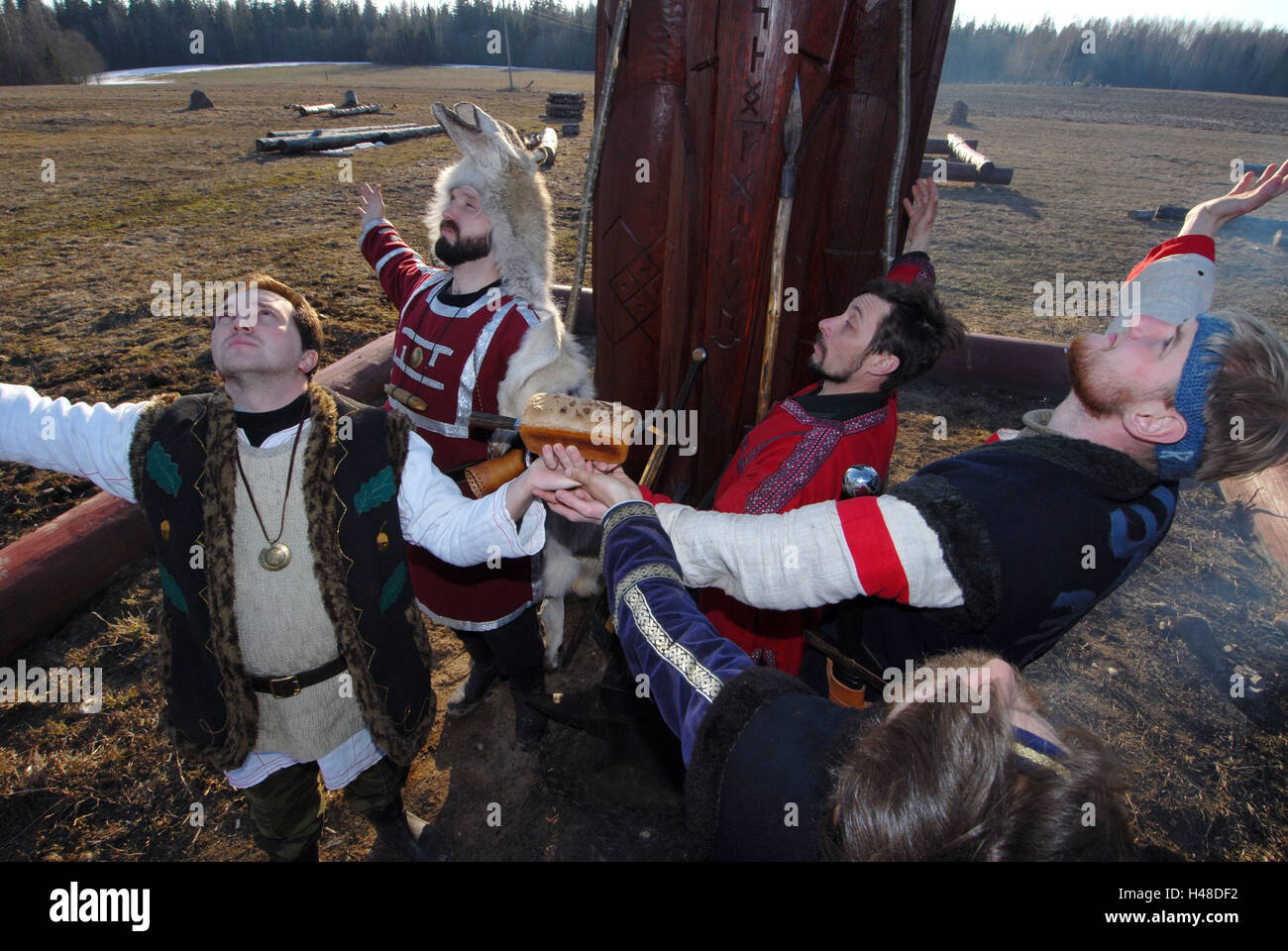 Russia, credenti, adorazione, pane, tenere premuto nessun modello di rilascio, persona, Russo, la gente del posto e gli uomini, costumi, vestiti, storicamente, polo, fede, religione, preghiera, esterno, Foto Stock