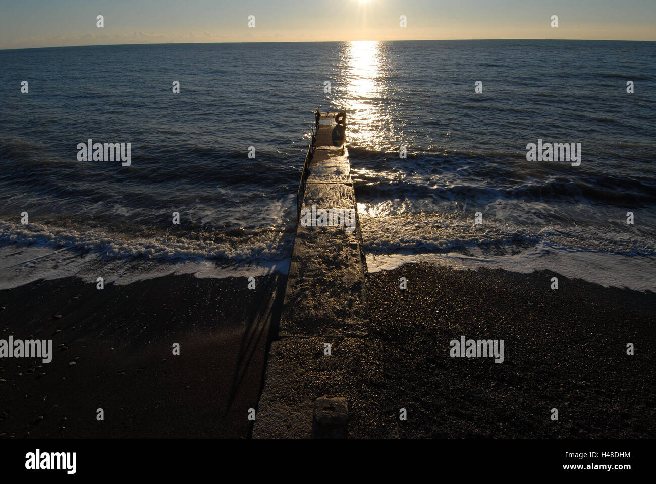 Mare, spiaggia, bridge, luce posteriore, pontile, acqua, oceano, vista mare, vista orizzonte, onde, surf, deserte, il riposo, il silenzio, la luce della sera, tramonto, mirroring, superficie di acqua, costa, spiaggia sabbiosa, frangiflutti e difesa costiera, Foto Stock