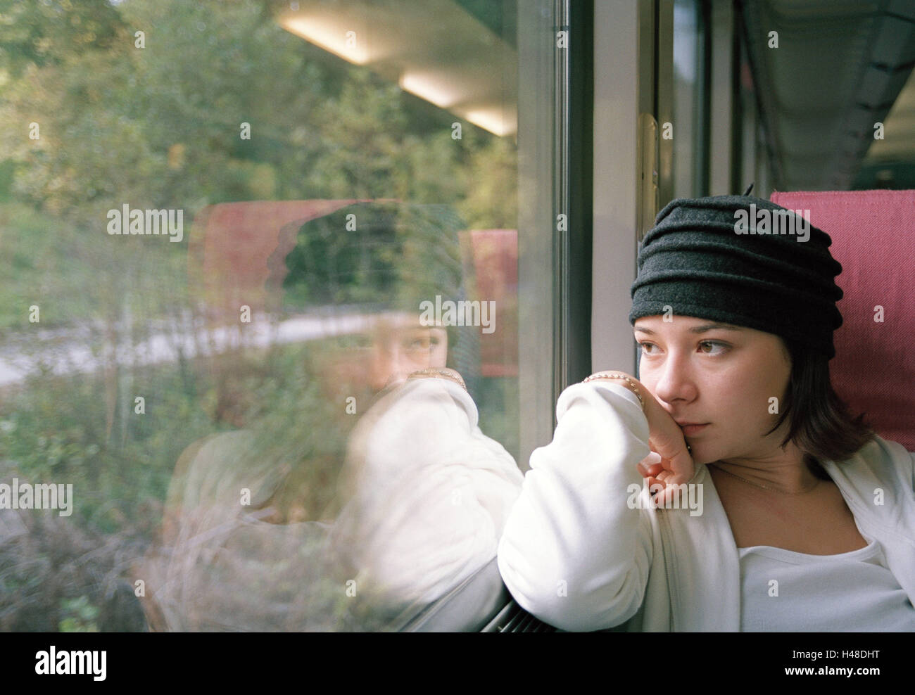 Cabina del treno, cabina, ragazza, sedersi e guardare la finestra, ritratto, nessun modello di rilascio, Foto Stock