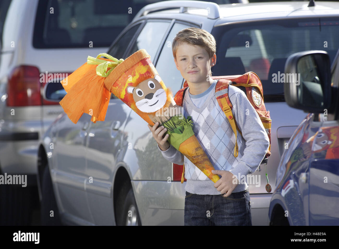 Bambino, scuola modo stand, guardare, sicurezza, esterno, scuola di sacchi, scuola borsa, Foto Stock
