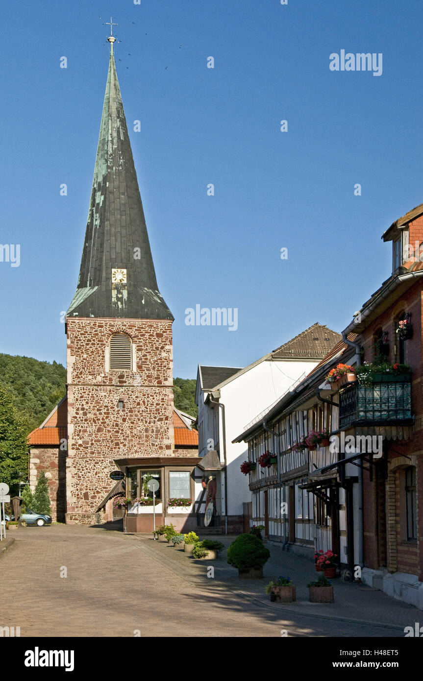 In Germania, in Turingia, sud, resina di Neustadt, chiesa, fuori luogo, vista locale, case, la chiesa del paese, religione, fede, Steeple, chiesa, cielo blu, Foto Stock