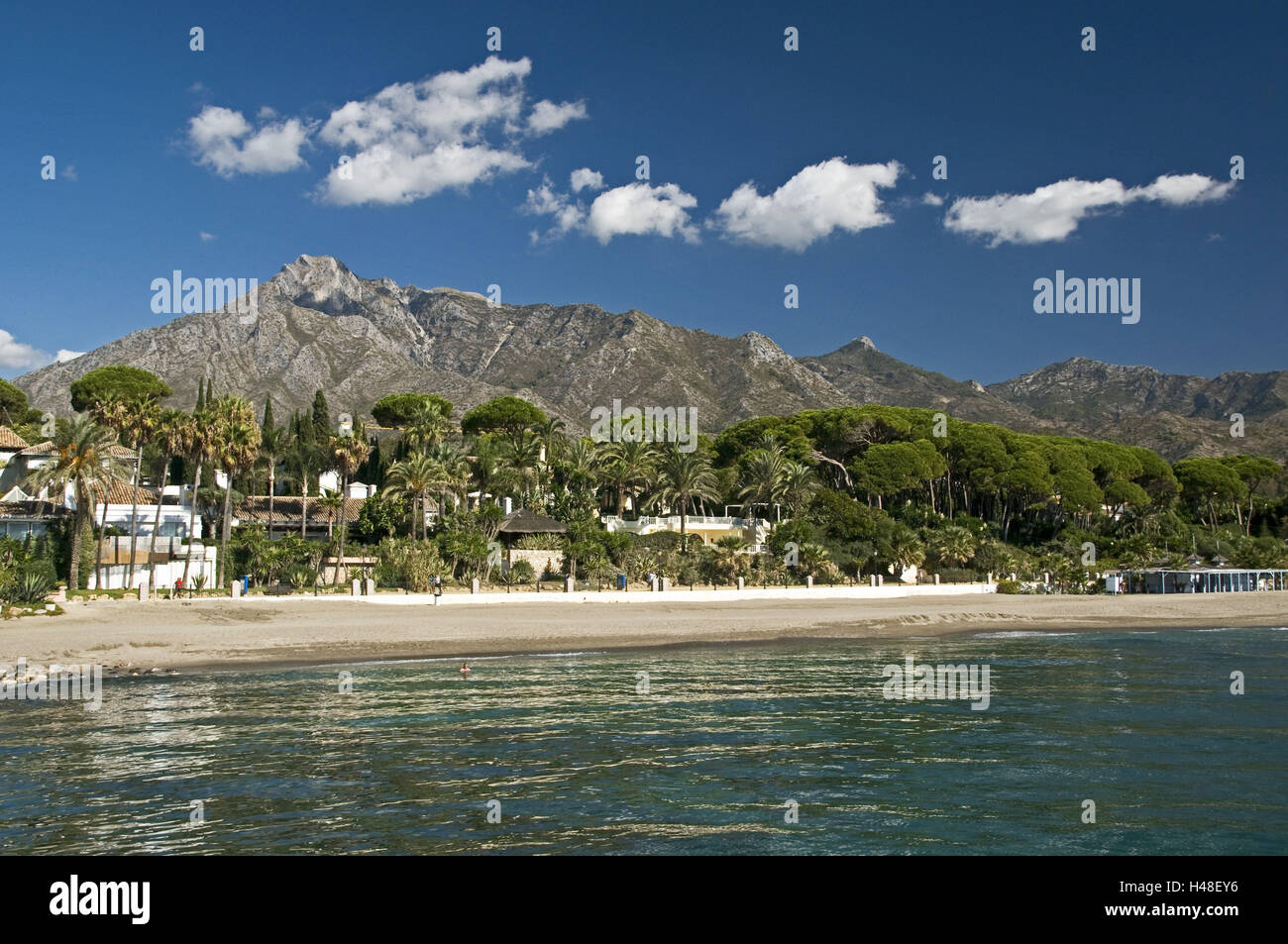 Spagna, Andalusia, Costa del Sol, Marbella, abitazione, spiaggia, palme, Sierra Blanca, La Concha, Foto Stock