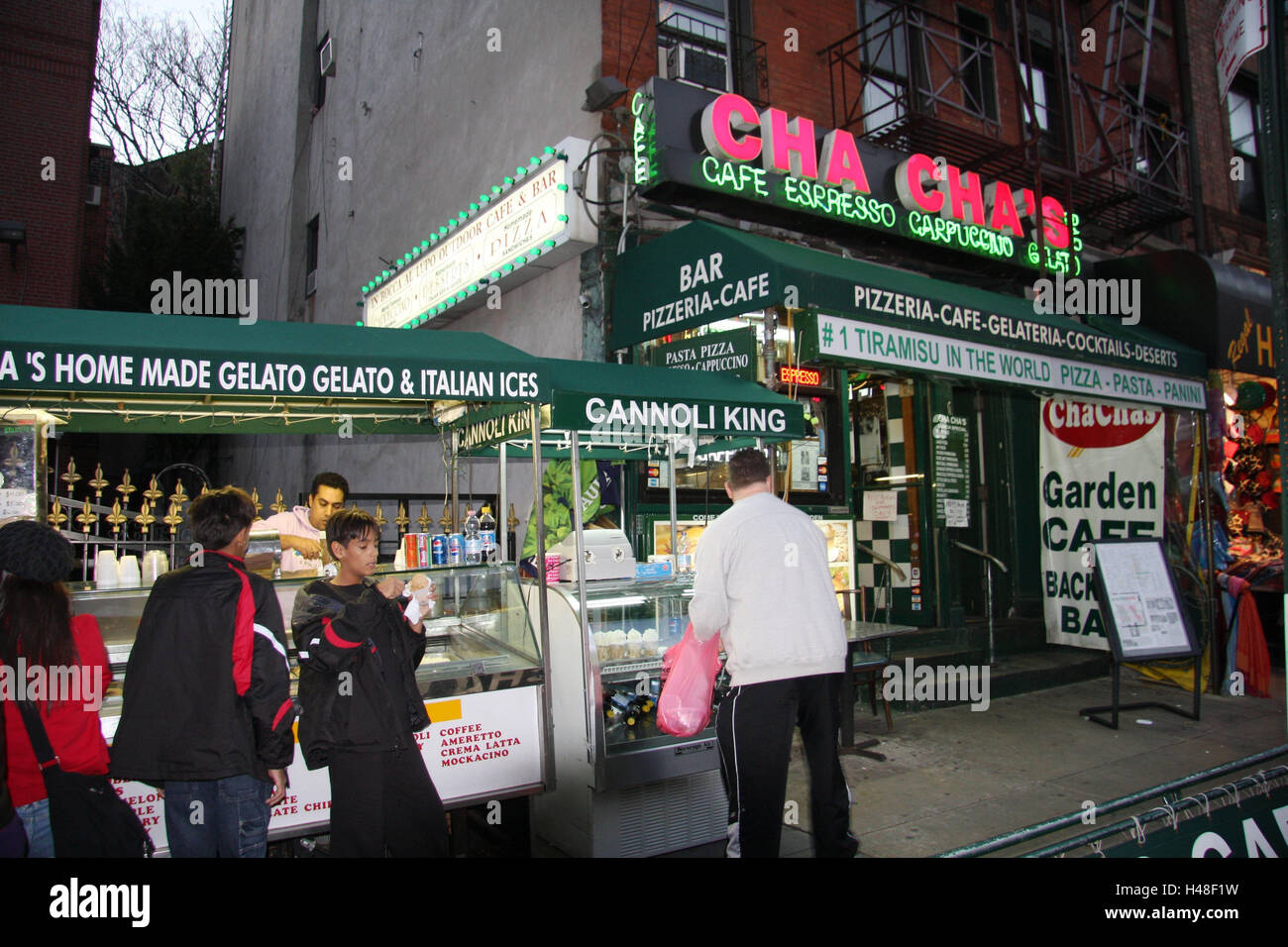 Gli Stati Uniti, New York City, Manhattan, Little Italy cafe Vendita gelati, ospiti nessun modello di rilascio, Nord America, città e luogo di interesse, parte storico, edificio, case, persone, turisti, bar, gastronomia, ristorante, fuori, luci, vendite, street, vendite di gelati, Foto Stock