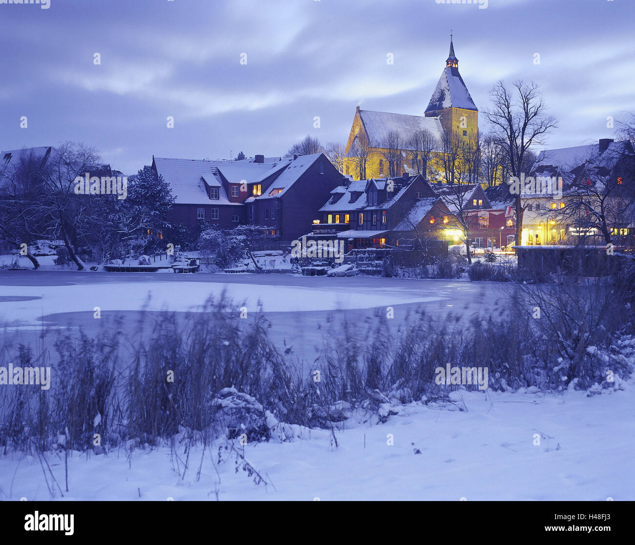 Germania, SCHLESWIG-HOLSTEIN, Mölln, la Città Vecchia, il lago, sera, illuminazione, inverno, storico, edificio, chiesa, case residenziali, scuola lago, acque, iceboundly, riserva naturale destinazione di vacanza, neve invernale, silenzio, crepuscolo, sera d'inverno Foto Stock