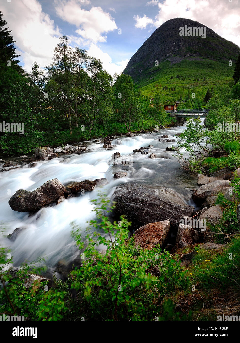 Un rapido flusso del Troll Road Foto Stock