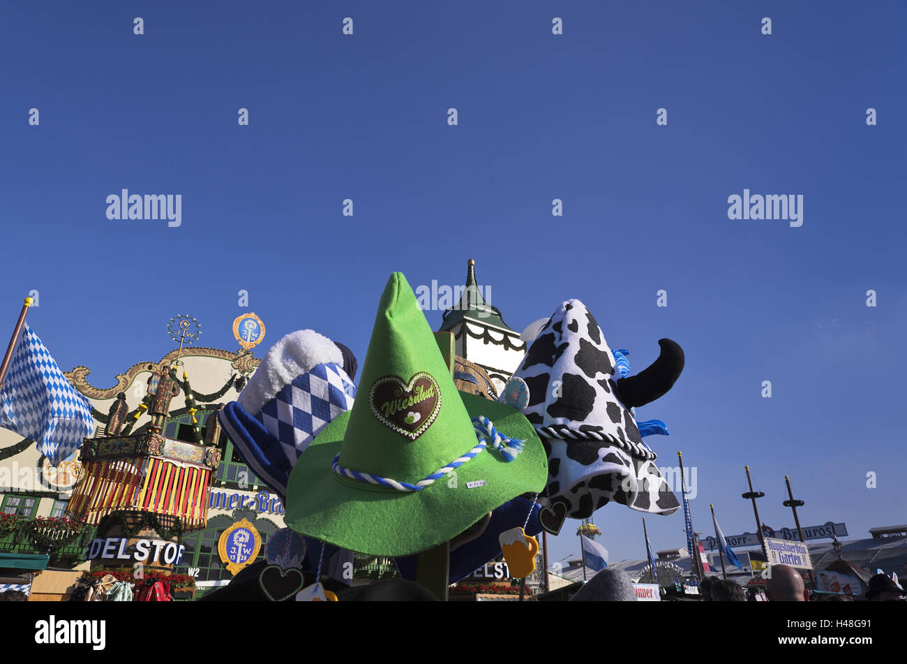 In Germania, in Baviera, Monaco di Baviera, Theresienwiese, ottobre festa, lo stato della memoria, cappelli di feltro, bandiere bavarese, medium close-up, Foto Stock