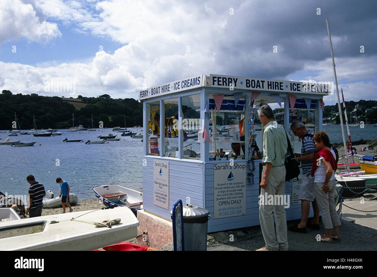 Gran Bretagna, Cornwall, Helford River, shore, turistico, boot affitto, vendita gelati, stivali, prestare, turisti, Fährverbindung, Fiume, persona, stand, turismo, Foto Stock