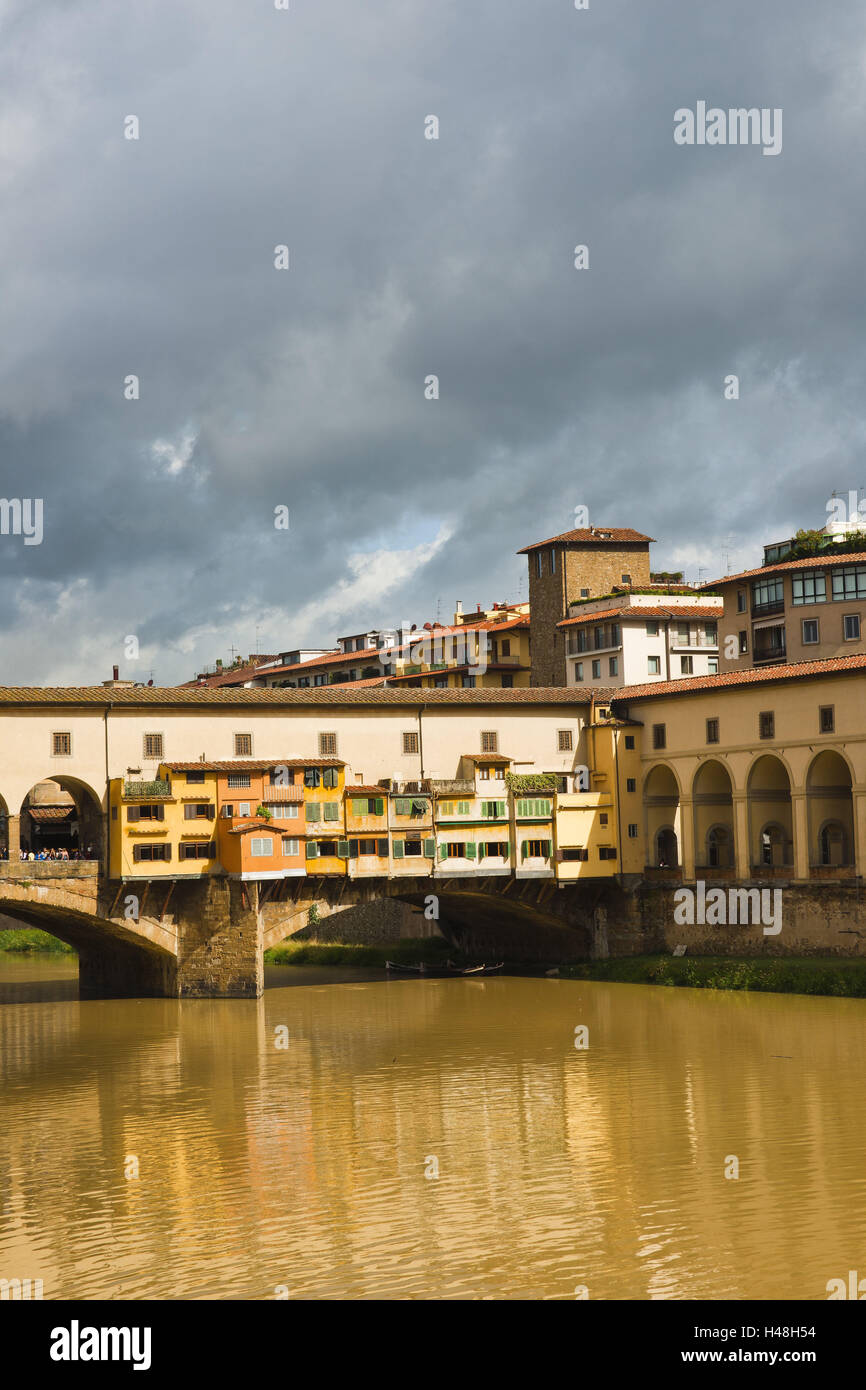 L'Italia, Toscana, Firenze, il ponte sul fiume Arno, Città Vecchia, luogo di interesse, turismo, attrazione turistica, sole, case, Foto Stock