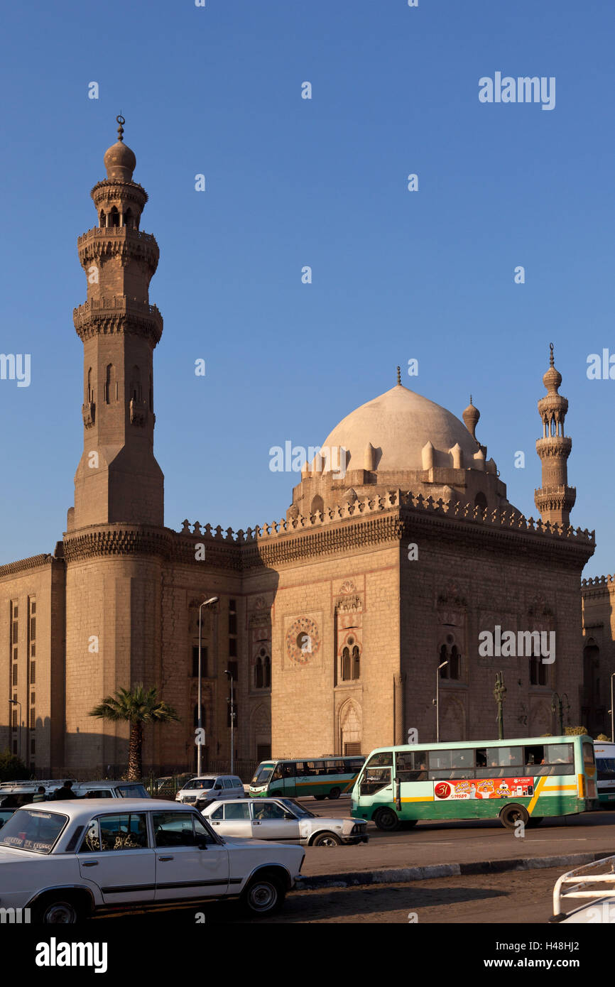 L'Egitto, al Cairo, Mosque-Madrassa del sultano Hassan, traffico, Foto Stock