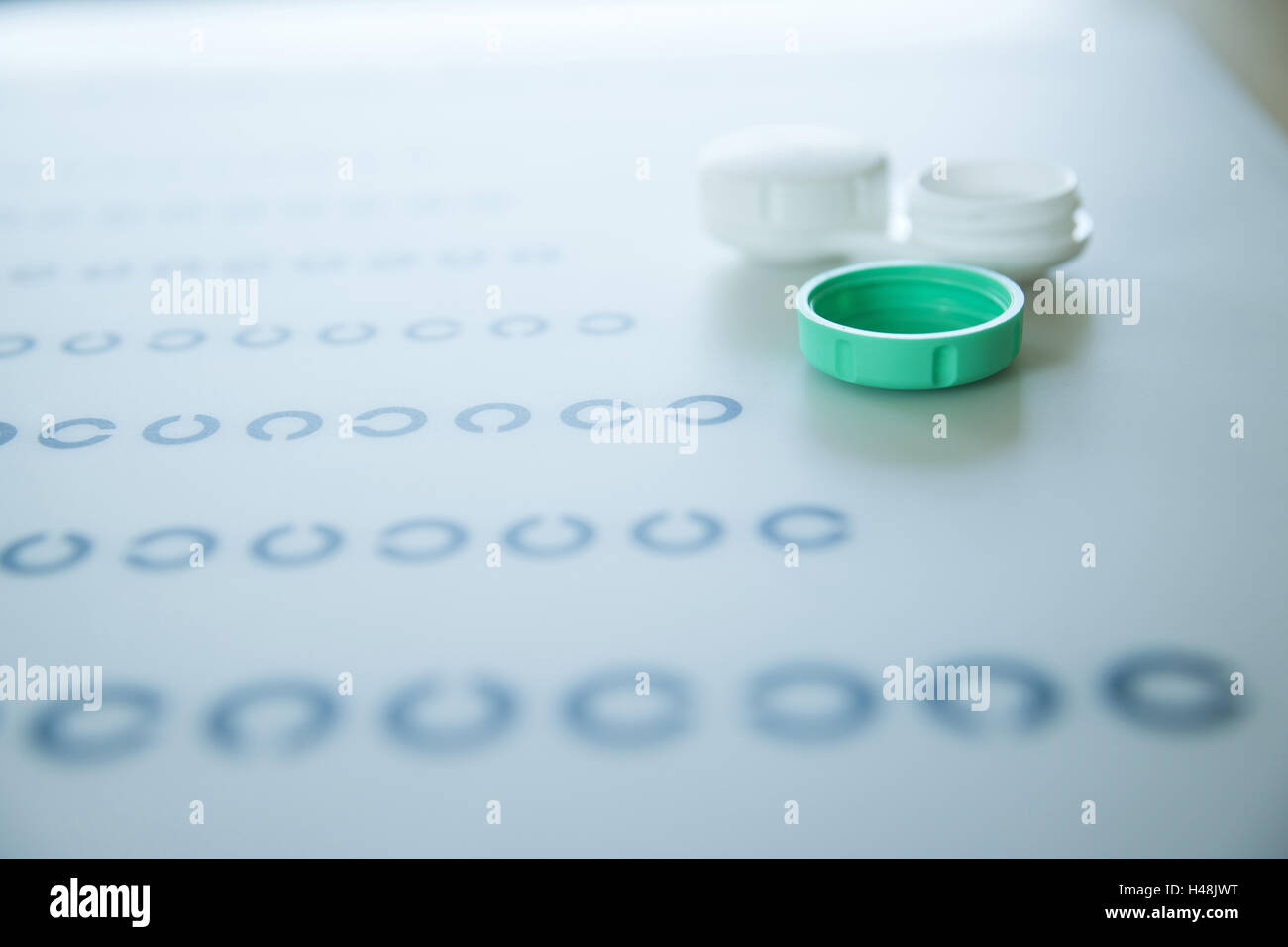 Le lenti a contatto giacciono su un test visivo, Foto Stock