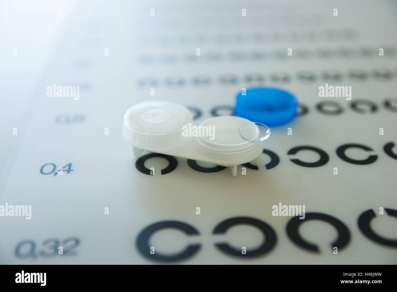 Le lenti a contatto giacciono su un test visivo, Foto Stock