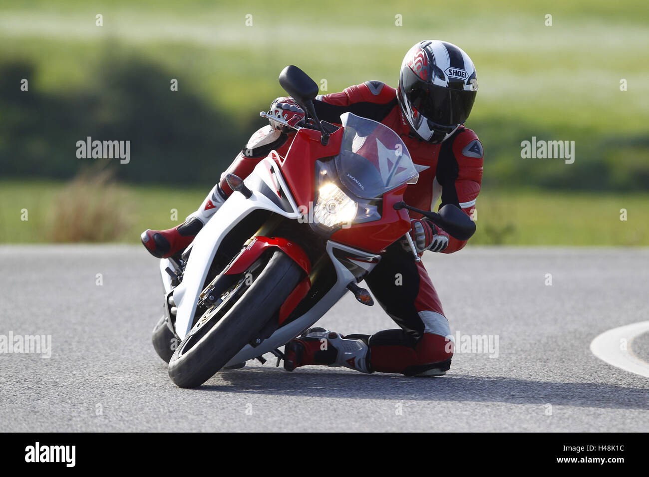 Motociclo Honda CBR 600 F, curva, inclinazione e spostamento, con testa, ginocchio sulla terra, Foto Stock