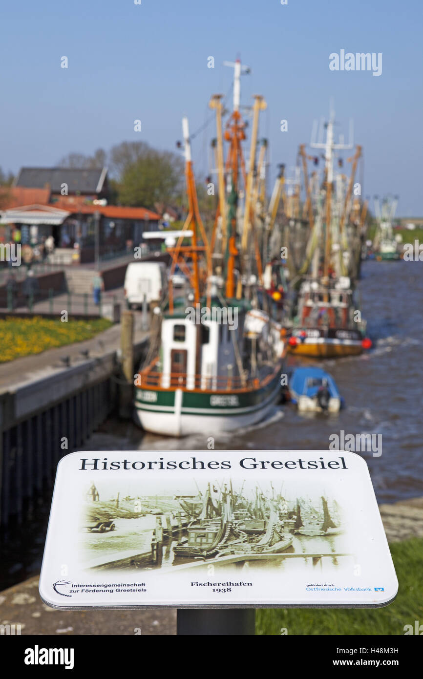 Segno "Historisches Greetsiel (paese)", gamberi barca nel porto di Greetsiel (paese), Foto Stock