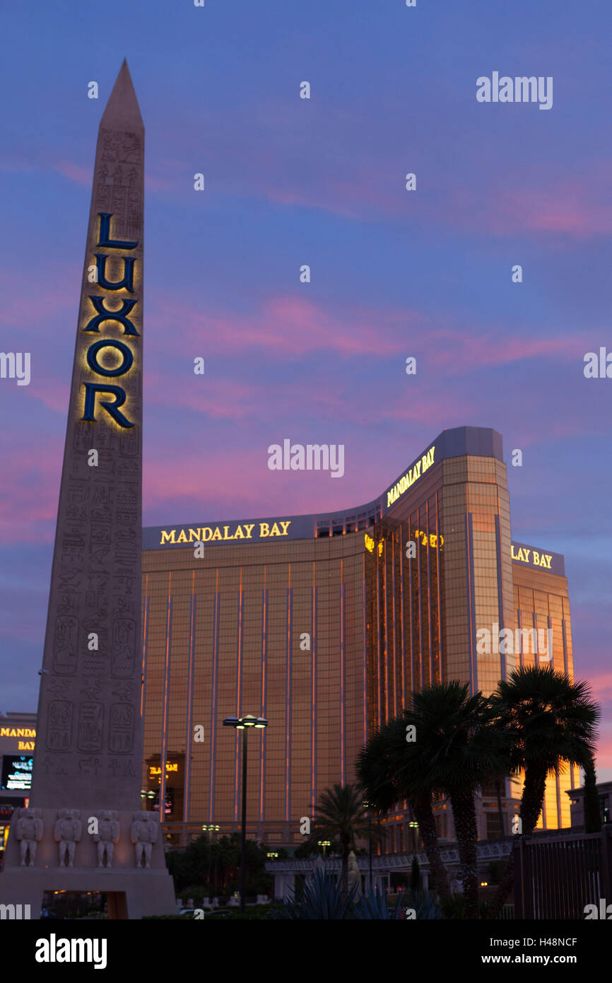 Stati Uniti d'America, Las Vegas, Hotel Mandala Bay e Luxor, luce della sera, Foto Stock