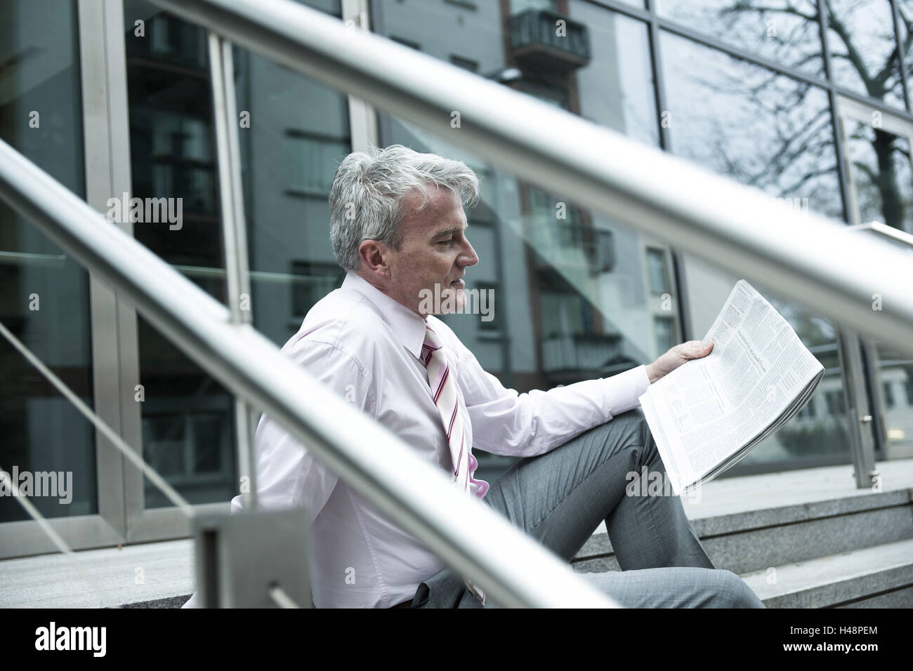 I gestori, a lato, scale, sedersi, leggere il giornale, persone, uomo, giornale di lettura, Bestager, business Foto Stock