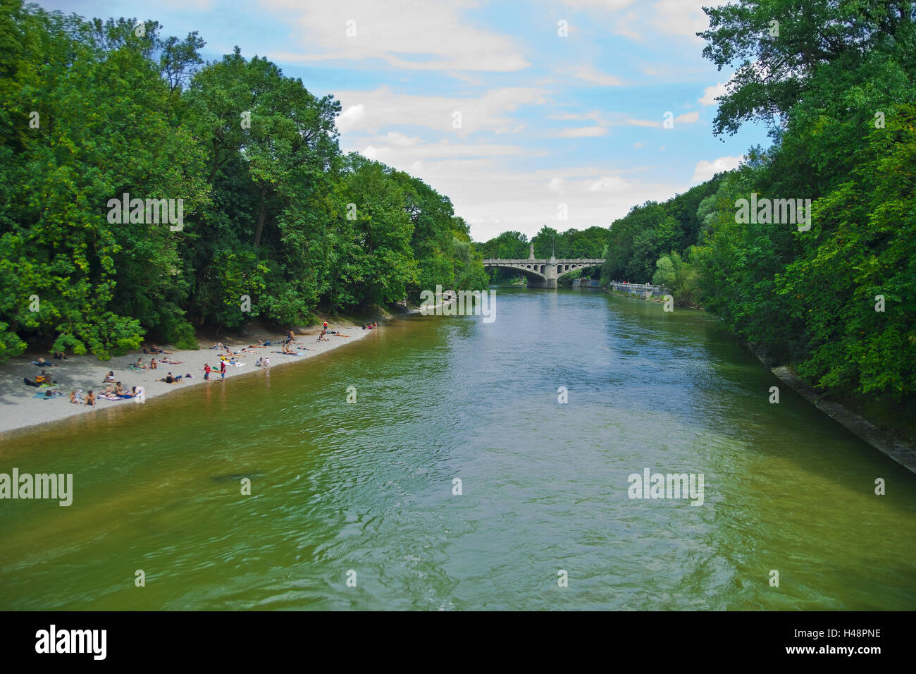 In Germania, in Baviera, Monaco di Baviera, l'Isar, bagnanti, Europa, Sud della Germania, fiume, stagione estiva, verde, acque, persona, turistiche, Maximilian's bridge, city tour, bridge, alberi, acque, spiaggia, Foto Stock