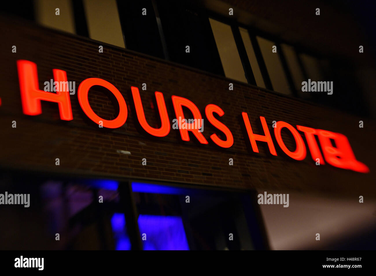 Hotel, facciata, luci al neon "HOTEL ORE", il fuoco selettivo di Harbour City, la città anseatica di Amburgo, Germania, Foto Stock