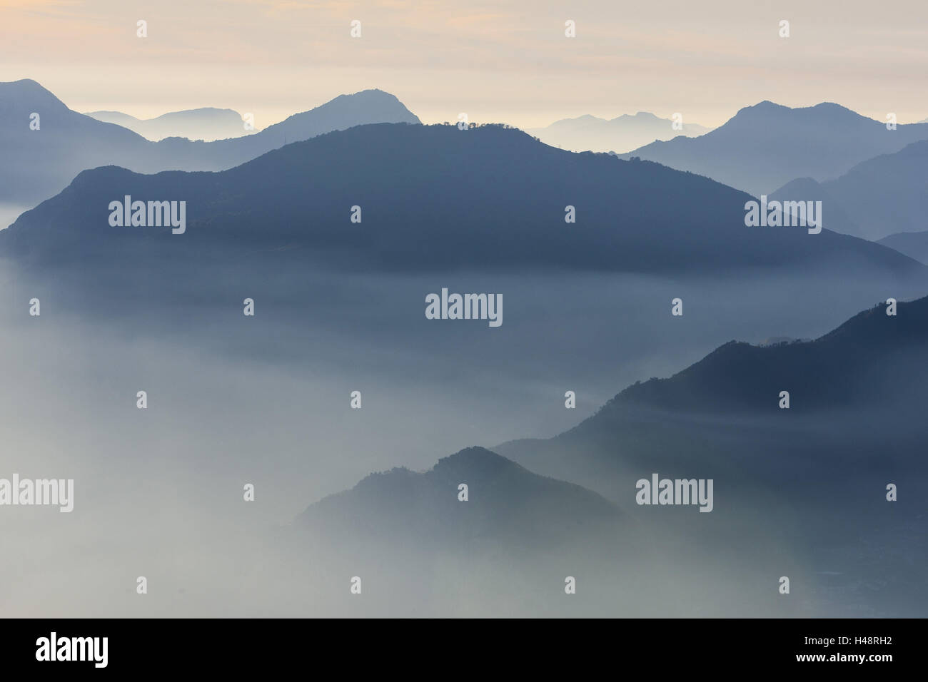 Mountainscape atmosferica nella luce della sera, haze, nebbia, Foto Stock