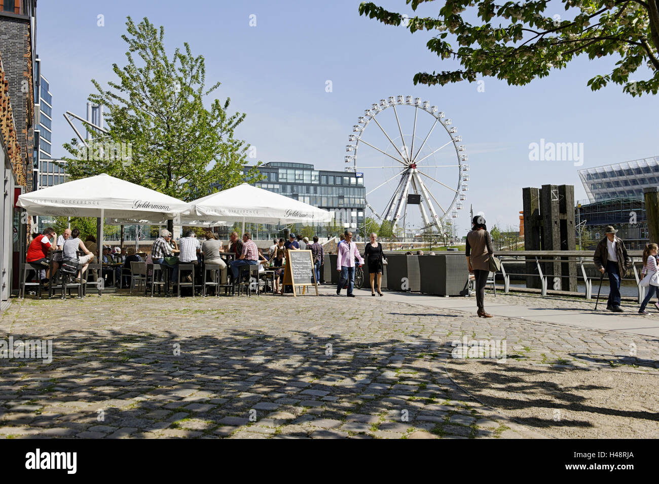 Passeggiata in imperial Quay, vicino il resto, città portuale di Amburgo, Germania, Europa Foto Stock