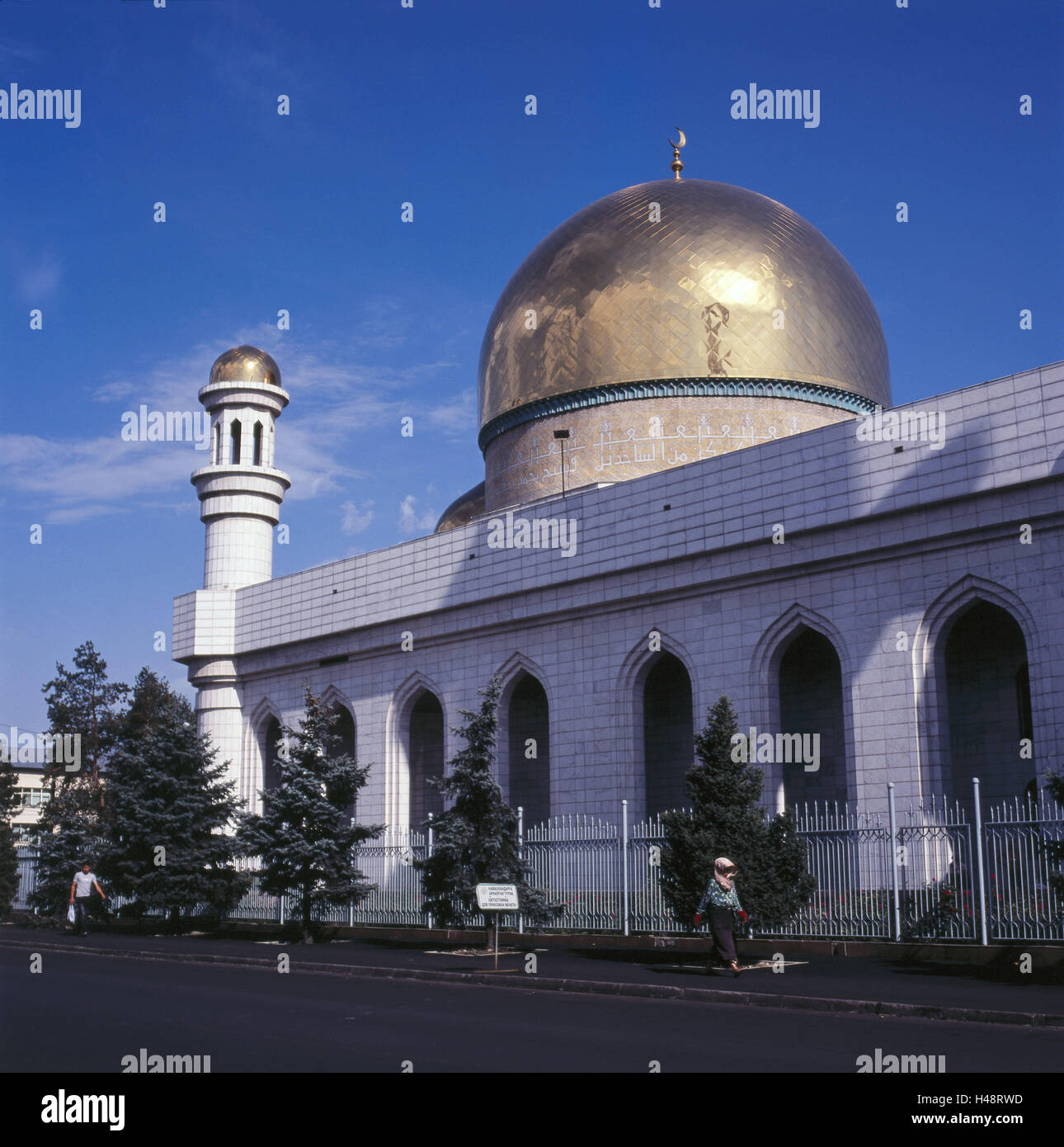 Il Kazakistan, Almaty, grande moschea, la moschea, la fede e la religione, a cupola, Golden, persone, passante, Foto Stock