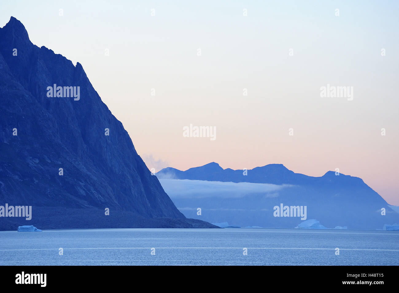 Arctic paesaggio di montagna nel crepuscolo, O fiordo, Scoresbysund, est della Groenlandia, Foto Stock