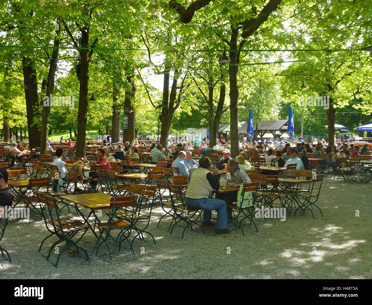 In Germania, in Baviera, Monaco di Baviera, parte della città di ninfa castello, giardino di cervi, beer garden, Foto Stock