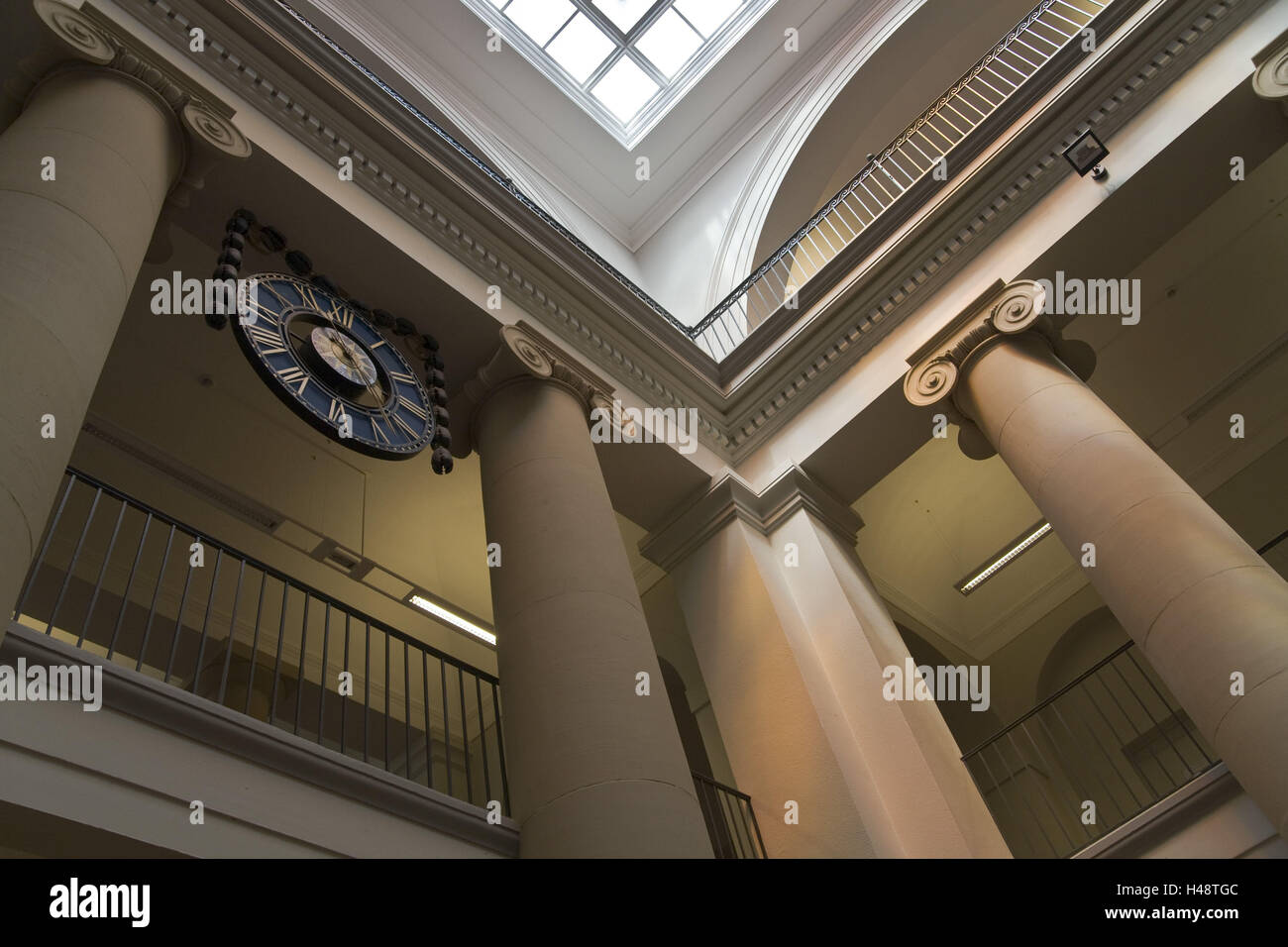 Germania, Karlsruhe, palazzo universitario, hall, galleria, la luce della plafoniera, Foto Stock