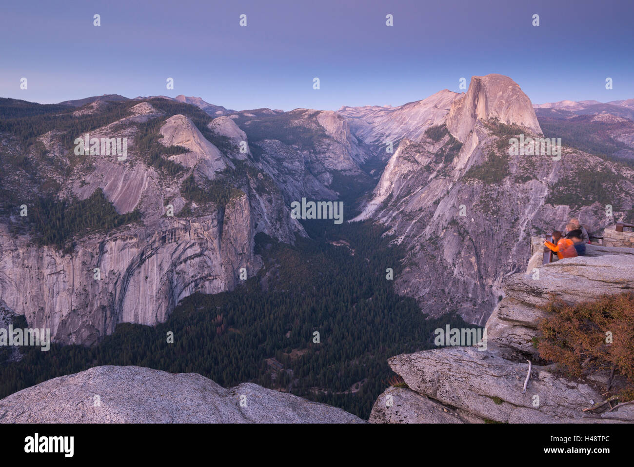 I turisti la visualizzazione di mezza cupola e il Parco Nazionale di Yosemite Valley dal punto ghiacciaio, Yosemite National Park, California, Stati Uniti d'America. In autunno (ottobre) 201 Foto Stock