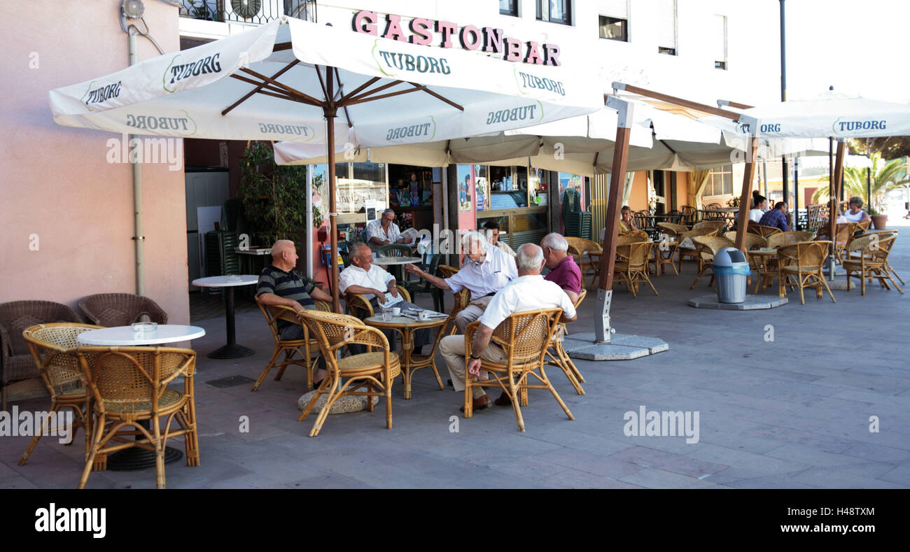 L'Italia, Sardegna, Castelsardo, tono di gas bar, gli ospiti, nessun modello di rilascio, Europa, isola, destinazione, città, persona, turismo, fuori, schermi, ombrelloni, bar, cafe, street bar, tavoli, sedie di vimini, uomini anziani, gruppo, intrattenimento, conversazione, Tempo libero, esterno, Foto Stock