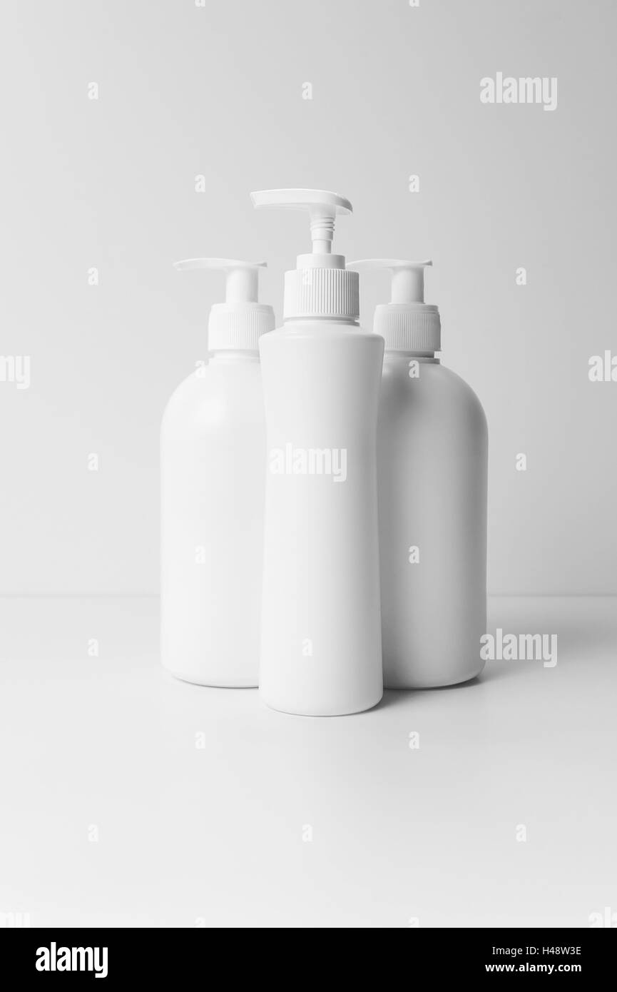 Pompa in plastica per sapone liquido, senza etichette, su sfondo bianco Foto Stock