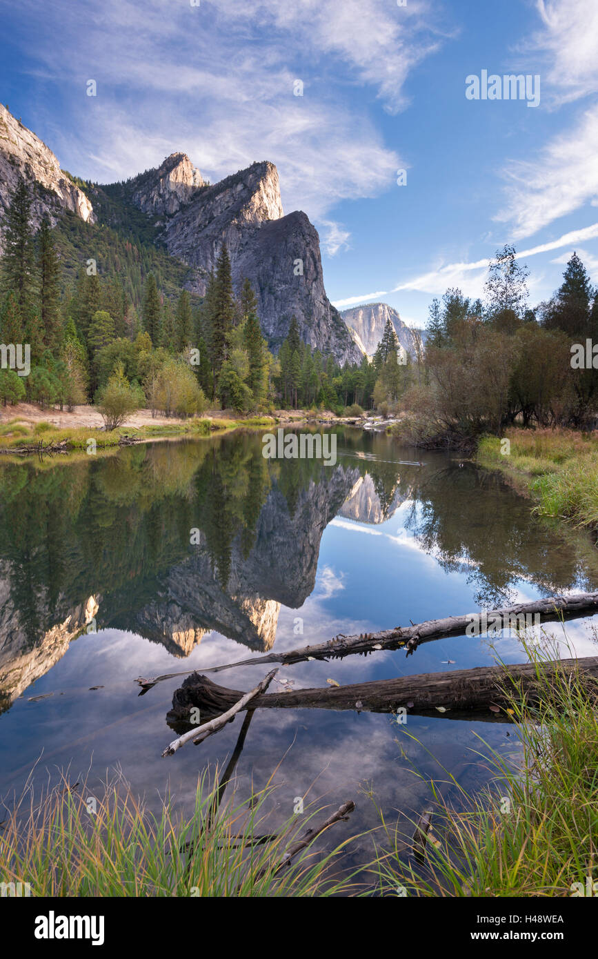 I tre fratelli montagne riflesse nelle tranquille acque del fiume Merced, Yosemite National Park, California, Stati Uniti d'America. Autu Foto Stock