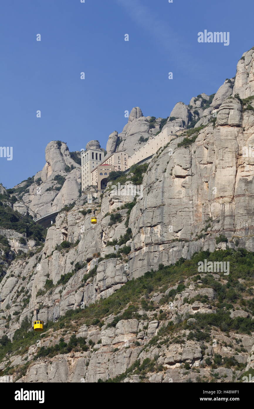 Santa Maria de Montserrat abbey in cima alla montagna, con il giallo del cavo dell'antenna auto Foto Stock