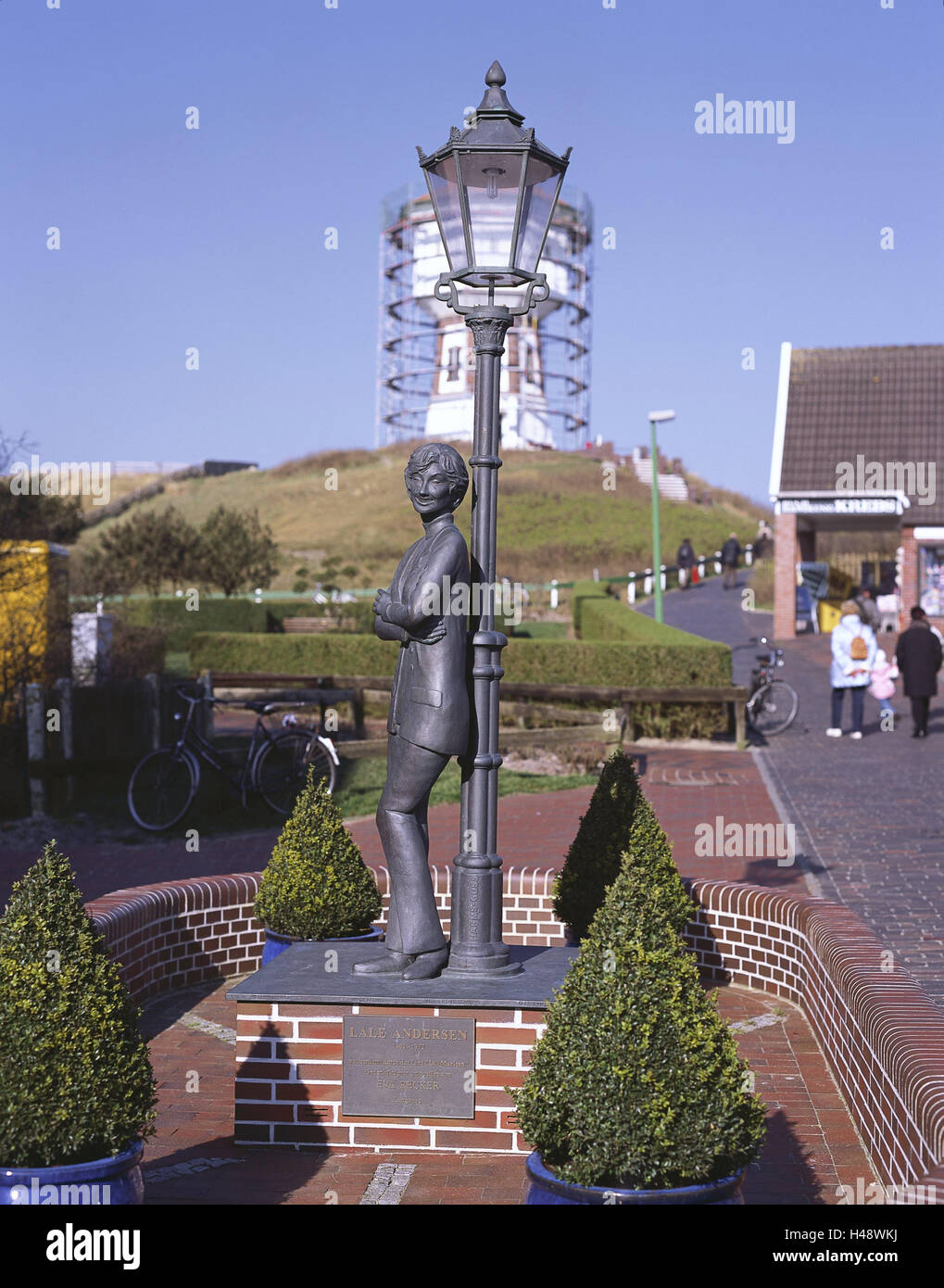 Germania, Bassa Sassonia, isola, Langeoog, Lale Andersen monumento, Water Tower, turistiche, Germania del Nord, isola del Mare del Nord, Est Friesland, monumento, statua in bronzo, torre, struttura, punto di riferimento, luogo di interesse, destinazione, turismo, persona, Foto Stock