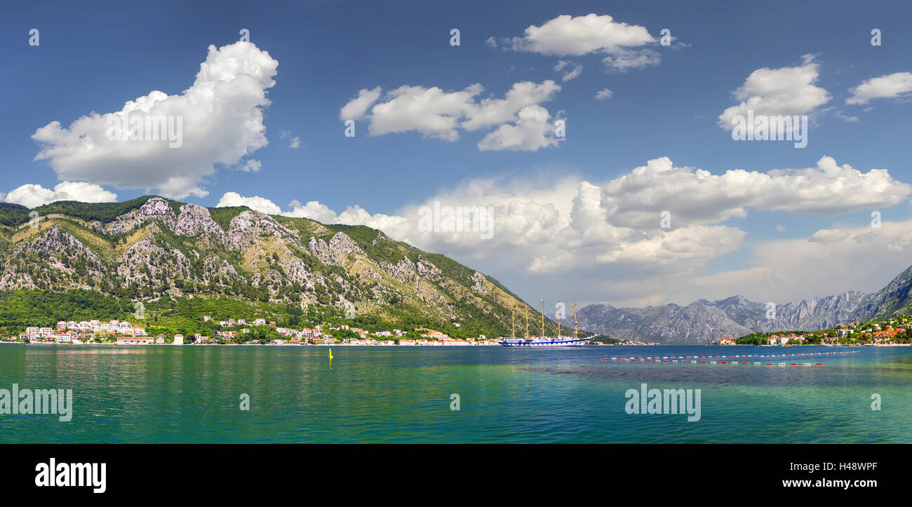 Vista panoramica della Baia di Kotor nel mare Adriatico in una soleggiata giornata estiva. Kotor, Montenegro Foto Stock