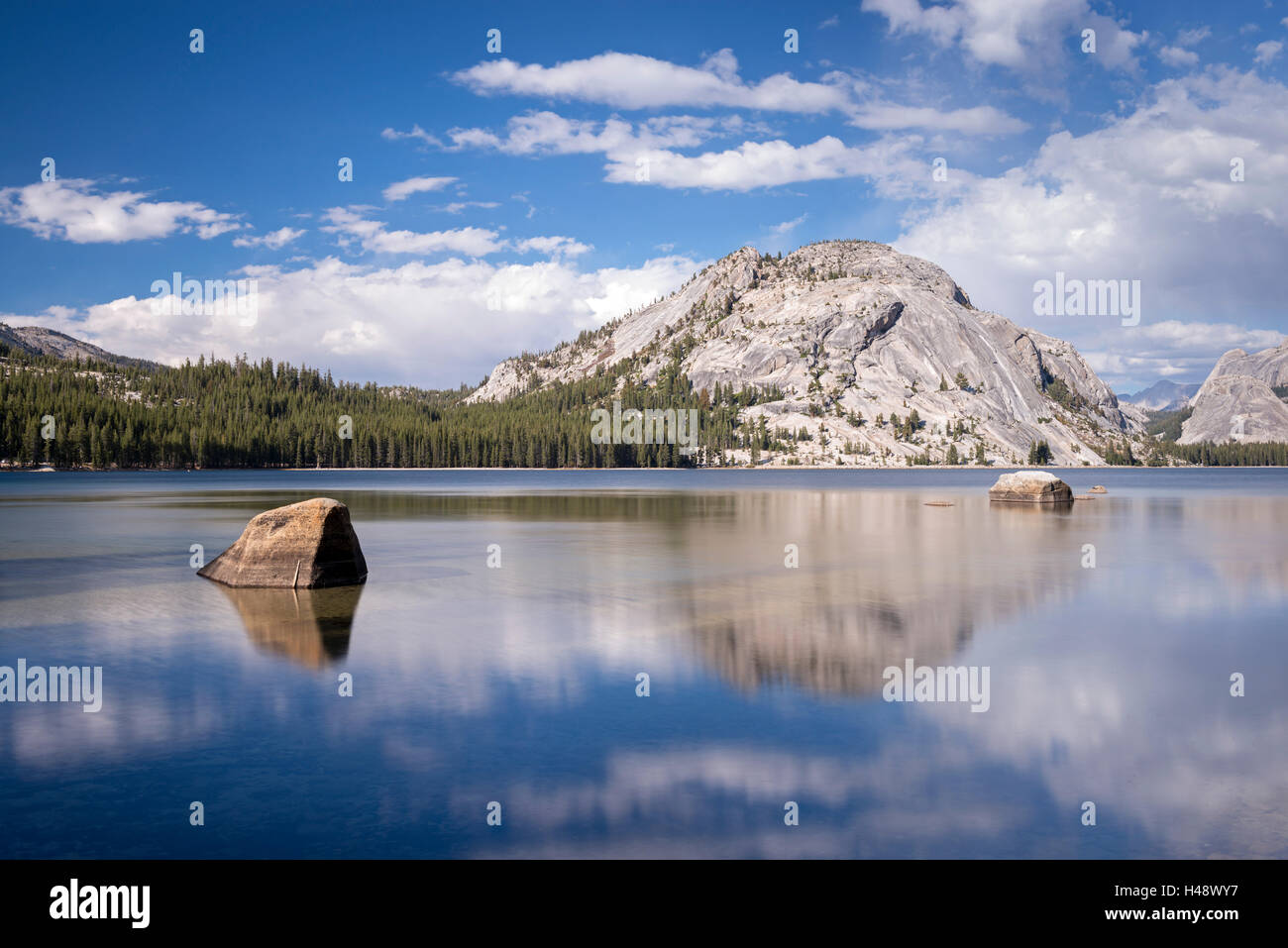 Tenaya Lake nel Parco Nazionale di Yosemite in California, Stati Uniti d'America. In autunno (ottobre) 2014. Foto Stock