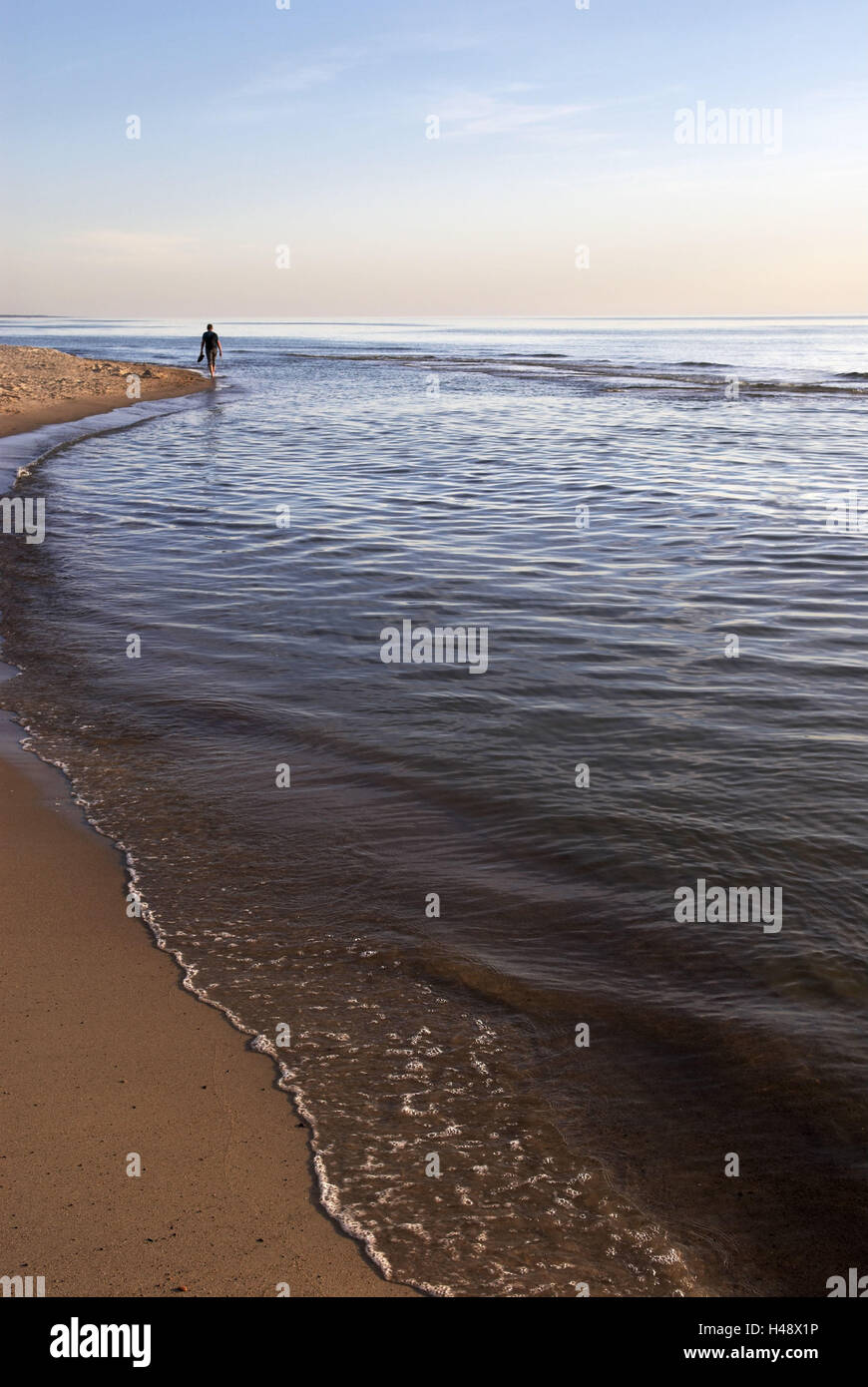 Spiaggia Spiaggia di sabbia, il mare, le onde, uomo, andare, Horizon, cielo, di post-incandescenza, Foto Stock