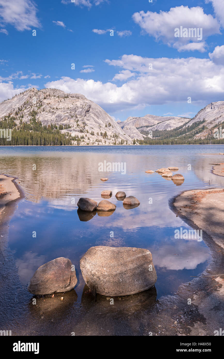 Cupole in granito di Yosemite si riflette nelle calme acque del Lago Tenaya, Yosemite National Park, California, Stati Uniti d'America. In autunno (ottobre) Foto Stock