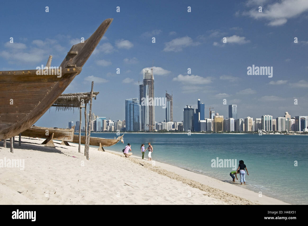 VAE, Abu Dhabi, frangiflutti, Heritage Village, skyline, alta sorge, silhouette, spiaggia, boot, Foto Stock