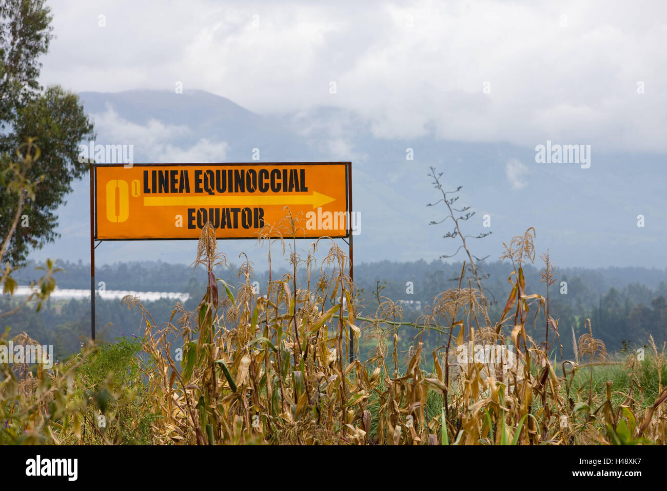Ecuador, provincia Pichincha, Cayambe, segno, equatore monumento, Sud America, regione montana regione delle Ande, Pichincha, segno, suggerimento, freccia, direzione linea equatoriale, Equatore, la linea zero, geografia, grado di latitudine, Foto Stock