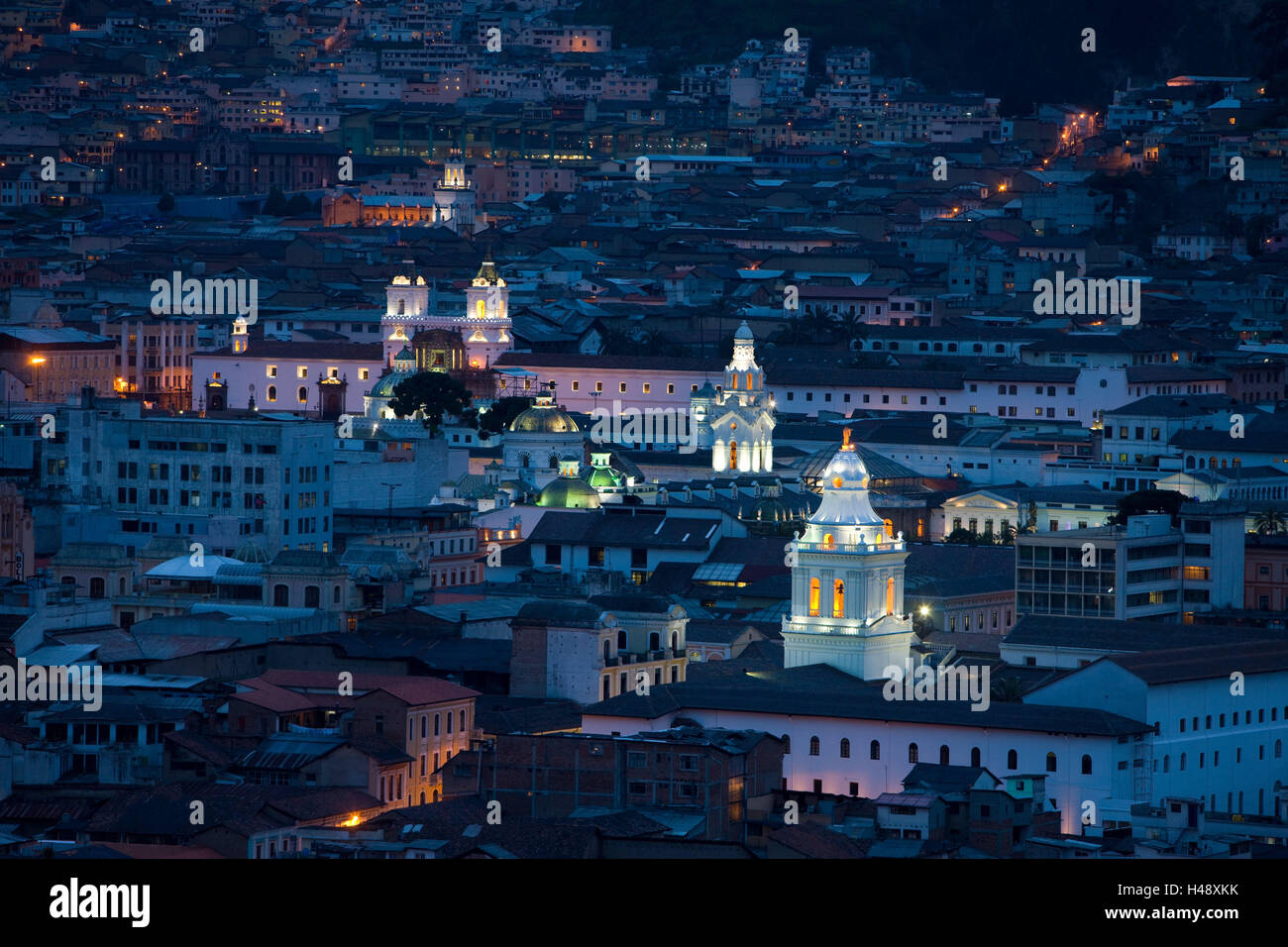 Ecuador, provincia Pichincha, Quito Parque la Panecillo, città panoramica, notte, Sud America, città capitale, Collina Panecillo, vedetta, panoramica, case, tetti, torri, chiesa, chiese, luci, sera, Vista panoramica, Foto Stock