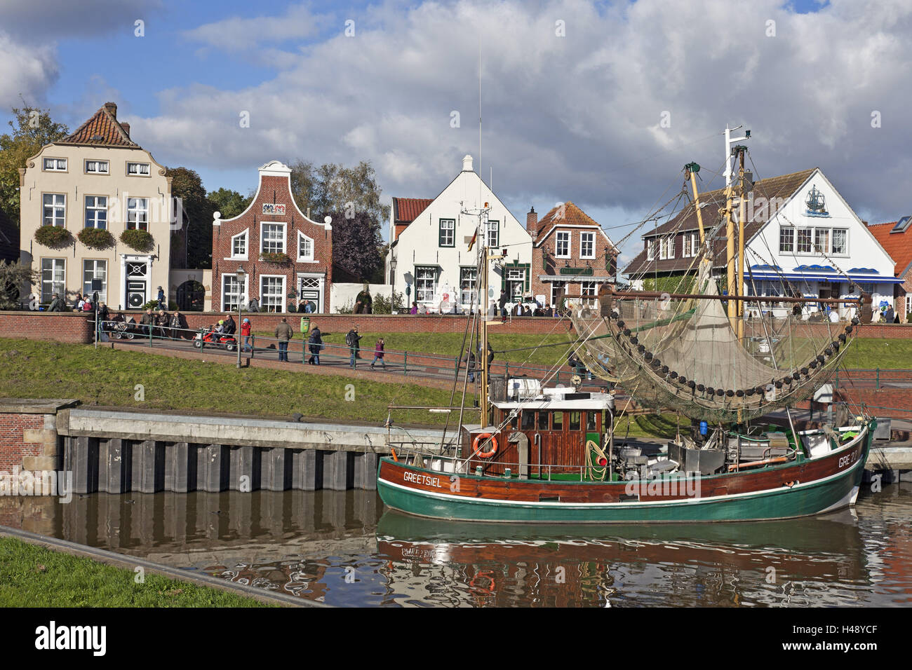 Autunno umore, gamberi barca nel porto di Greetsiel (paese), Foto Stock