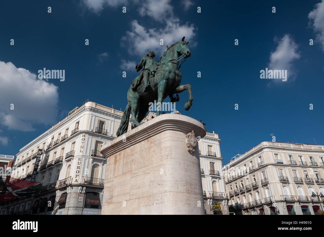 Statua equestre di Carlos III su Plaza del Sol Square a Madrid, Spagna. Foto Stock