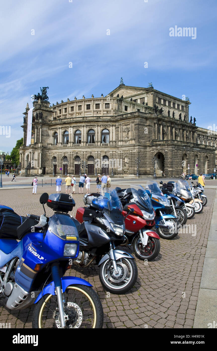 La piazza del teatro con i motocicli, Semperoper di Dresda, Sassonia, Germania, Foto Stock